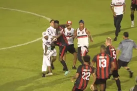Torcida invade campo, agride atletas do próprio time e encerra partida - Imagem