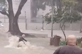 VÍDEO: idoso é arrastado por enxurrada durante temporal na Bahia - Imagem