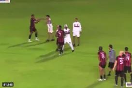 Vídeo: Torcida de clube nordestino invade campo e agride jogadores - Imagem