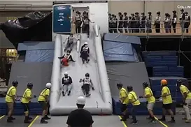 Voluntários recebem R$ 150 por hora para testar escorregadores de aviões - Imagem