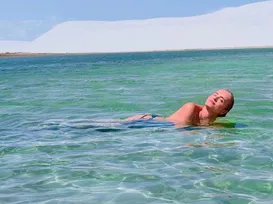 Angélica comemora 52 anos com topless nos Lençóis Maranhenses - Imagem