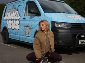 Atriz pornô é presa após fazer tour com ‘ônibus do sexo’ - Imagem