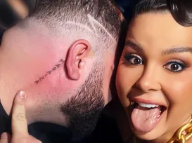 Cantora se choca ao ver tatuagem de fã com seu nome: "Pago pra tirar" - Imagem