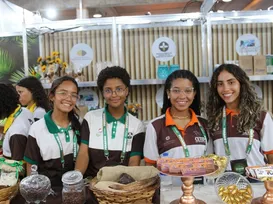 Estudantes da Bahia expõem produtos das escolas-fábricas na Fenagro - Imagem