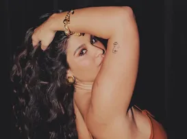 Filha de atriz da Globo revala que sofreu bullying após mãe posar nua - Imagem