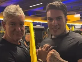 Influenciador +18 causa polêmica ao gravar conteúdo com o pai - Imagem