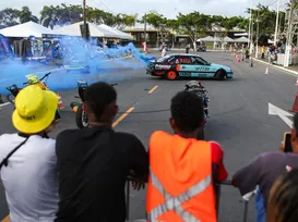 Pista com drift e manobras radicais chamam atenção na abertura da Fenagro 2025 - Imagem