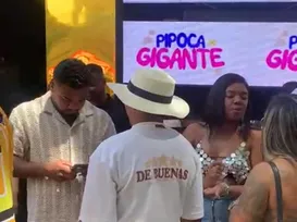 Davi e Raquel Brito curtem pipoca de Léo Santana no trio - Imagem