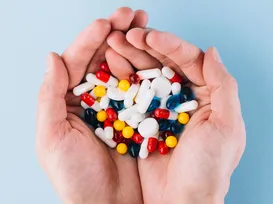 Influenciador expõe luta contra dependência de remédios - Imagem