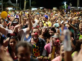 Palhaços do Rio Vermelho colorem Salvador com desfile de pré-Carnaval - Imagem