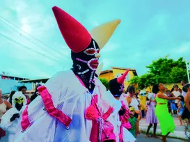 Pré-Carnaval em Salvador ganha força com Festa das Caretas - Imagem
