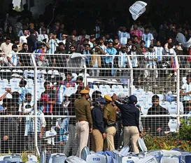 Cadeiras arremessadas: caos marca estreia de turnê de Messi na Índia - Imagem