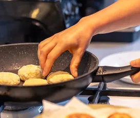 Esqueça a manteiga: esse truque evita que a comida grude na frigideira - Imagem
