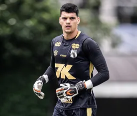 Flamengo prepara investida por Gabriel Brazão, goleiro do Santos - Imagem
