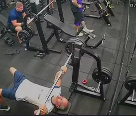 Homem morre após derrubar barra de supino durante exercício na academia - Imagem