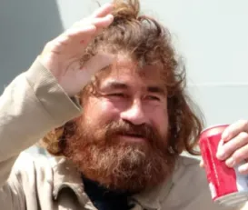 Pescador é processado após sobreviver 14 meses à deriva no mar - Imagem