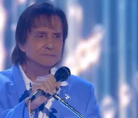 Roberto Carlos interrompe show e tem atitude inesperada com fotógrafos - Imagem