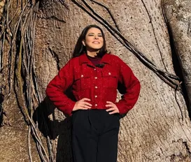 Apresentadora famosa choca web ao revelar que é adotada - Imagem