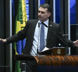 Bolsonaro "moderado": Flávio busca apoio de ex-aliados para disputar presidência - Imagem