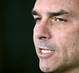 Mas já? Flávio Bolsonaro indica retirada de candidatura à presidência - Imagem