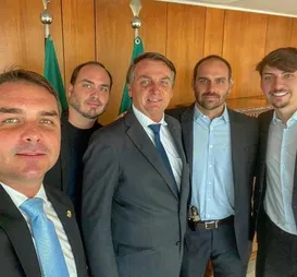 Flávio Bolsonaro diz que irmão pode ser candidato a deputado federal - Imagem
