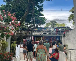 Camarote em casa: foliões curtem Carnaval na varanda no Campo Grande - Imagem