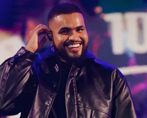 Cantor Yan faz maratona de shows e anima o verão de Salvador - Imagem