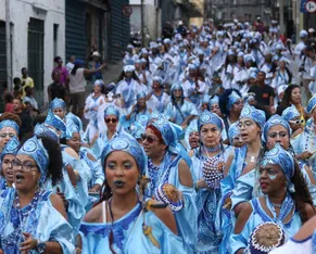 Filhas de Gandhy encerram participação no Carnaval com mil mulheres na avenida - Imagem