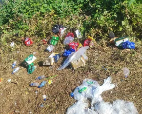 Grande volume de lixo marca trecho do Fuzuê na Barra - Imagem