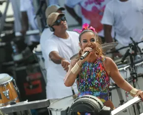 Ivete homenageia Wanda Chase ao passar pelo Observatório A TARDE - Imagem