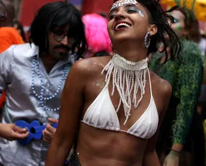 Maquiagem de Carnaval: dermatologista alerta para os perigos à pele - Imagem