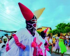 Pré-Carnaval em Salvador ganha força com Festa das Caretas - Imagem