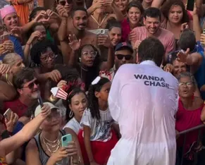Saulo Fernandes presta homenagem a Wanda Chase no Carnaval de Salvador - Imagem