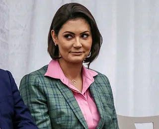 À espera de cirurgia, Bolsonaro recebe visita de Michelle na prisão
