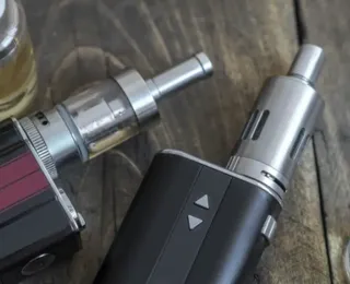 Adolescente perde pedaços dos pulmões após três anos de uso de "vape"