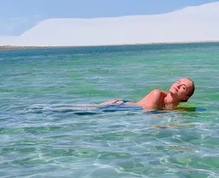 Angélica comemora 52 anos com topless nos Lençóis Maranhenses