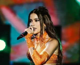 Anitta tem reação inusitada após dançarina ‘mostrar demais’ em show