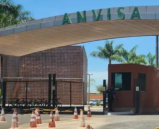 Anvisa proíbe comercialização de perfume e maquiagem capilar