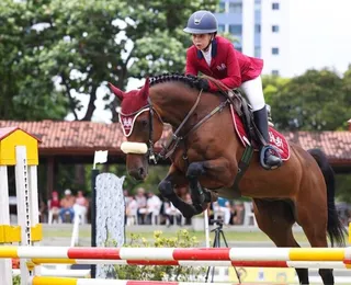 Aos 10 anos, baiana vira bicampeã e faz história no hipismo