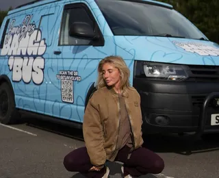 Atriz pornô é presa após fazer tour com ‘ônibus do sexo’