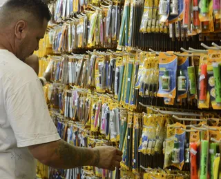 Auxílio de até R$ 320 para material escolar é liberado; saiba quem tem direito