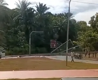 Av. Dorival Caymmi é interditada após carro colidir e derrubar postes