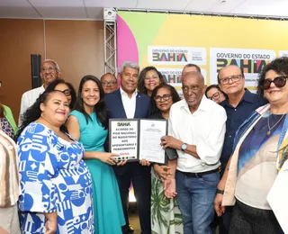 Bahia firma acordo do piso do magistério para ativos e aposentados