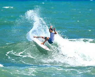 Bino Lopes vence e embola disputa no Tivoli Triple Crown Surf