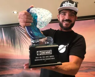 Brasileiro pode assumir posto de maior onda surfada