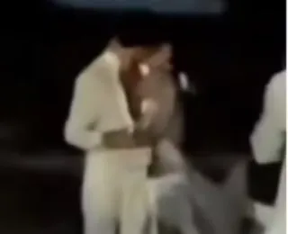Bruna Marquezine e Shawn Mendes dão beijão no Ano Novo; vídeo