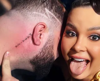 Cantora se choca ao ver tatuagem de fã com seu nome: "Pago pra tirar"