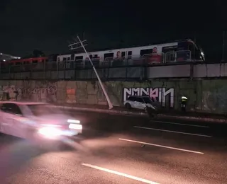 Carro em alta velocidade derruba poste e afeta linha do metrô