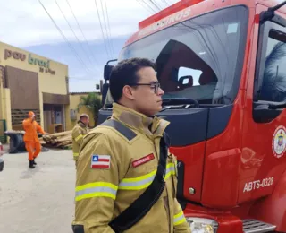 "Cenário muito complexo", diz Bombeiros sobre incêndio em ferro-velho