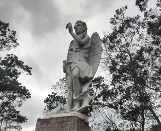 Cidade com estatua de Lúcifer abre concurso com salário de R$ 19.8 mil